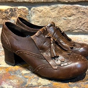 Leather Born shoes 8 and a half,old style!! With a little heal